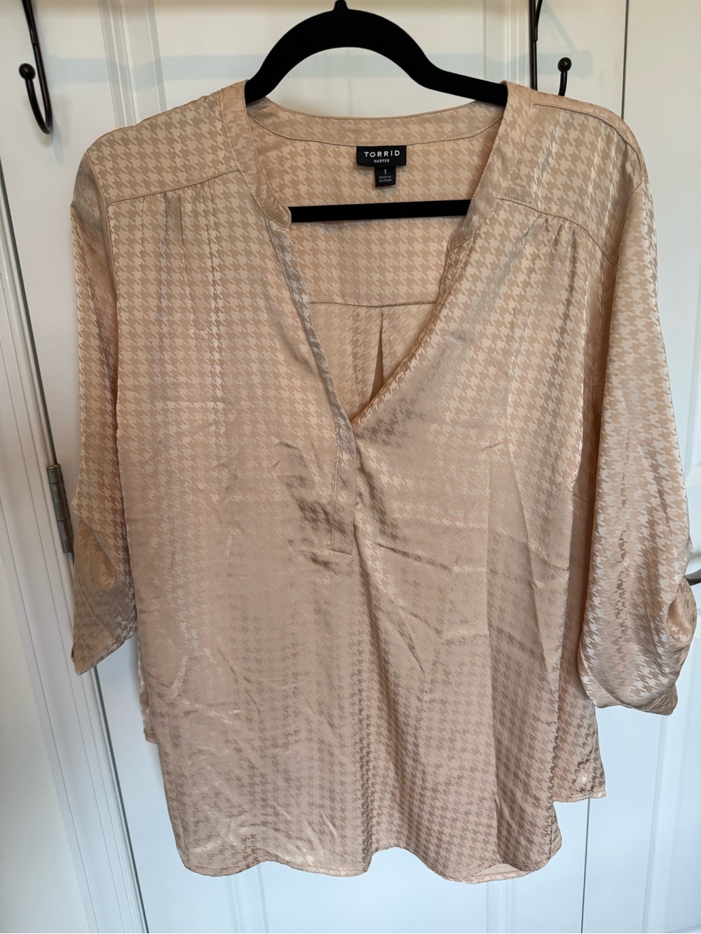 torrid Beige Houndstooth Satin V-Neck Pullover Blouse